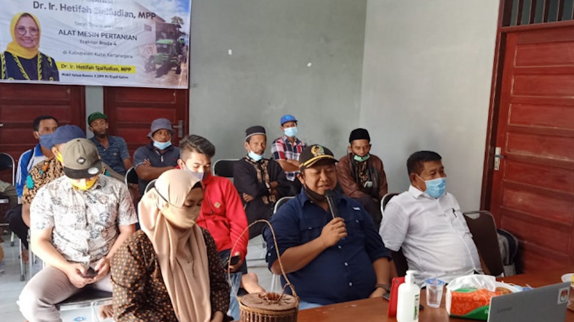 Ketua DPRD Kukar Serahkan Bantuan Alsintan dari Hetifah Sjaifudian