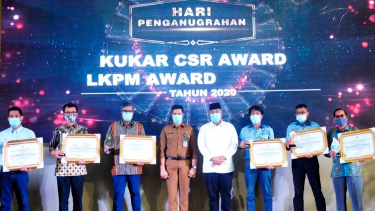 Bupati Kukar Serahkan Penghargaan CSR LKPM Award 2020