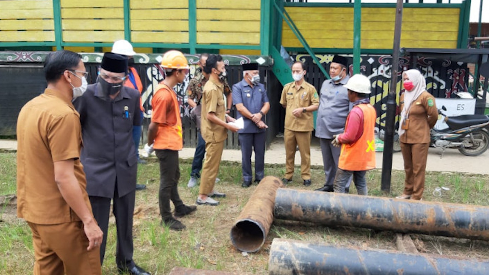 Ketua DPRD dan Plt Bupati Kukar Tinjau Lokasi Pengerjaan Bahan Jembatan Long Penjalin