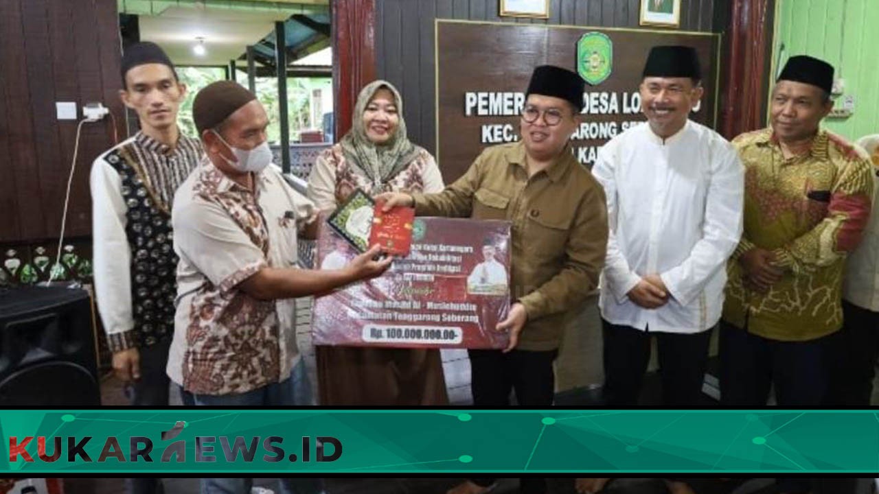 Rendi Solihin Serahkan Bantuan Kepada Kaum Dhuafa dan Uang Perbaikan Masjid di Tenggarong Seberang