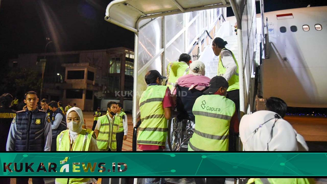 Bandara SAMS Sepinggan Berangkatkan 299 Calon Jemaah Haji Kloter Pertama