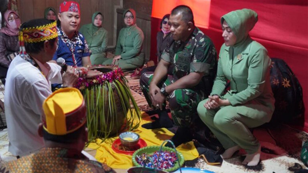 Danrem 102/Pjg Dianugerahi Gelar Adat Dayak