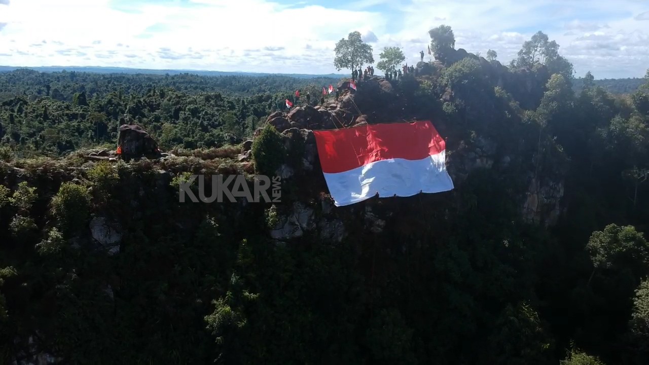 Kelompok Pecinta Alam Kibarkan Bendera Raksasa di Batu Dinding Samboja