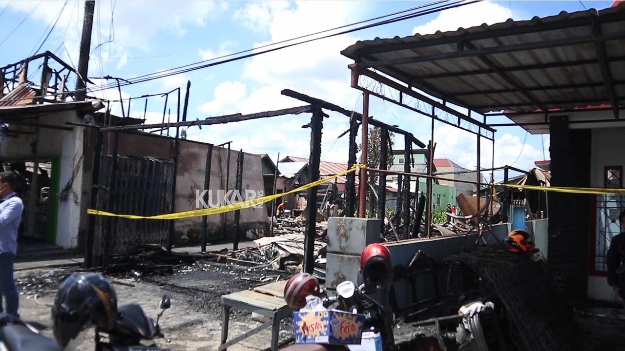 Konsleting Kabel Milik PLN, 4 Rumah Hangus Terbakar