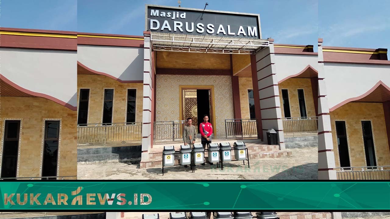 Tingkatkan Kebersihan Lingkungan, PT WKP Salurkan Bantuan Tempat Sampah untuk Fasum Desa Sesulu