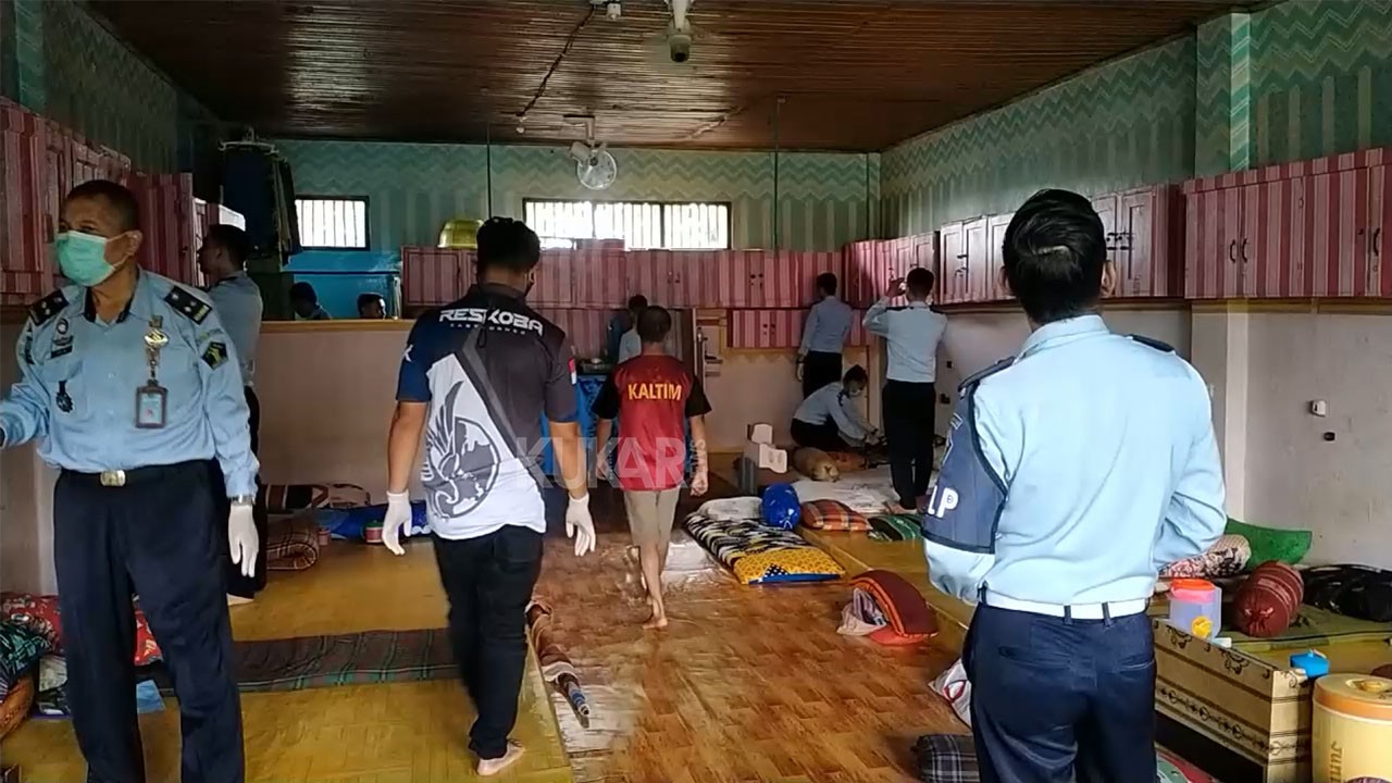 Razia Gabungan Kamar Hunian WBP Lapas Tenggarong