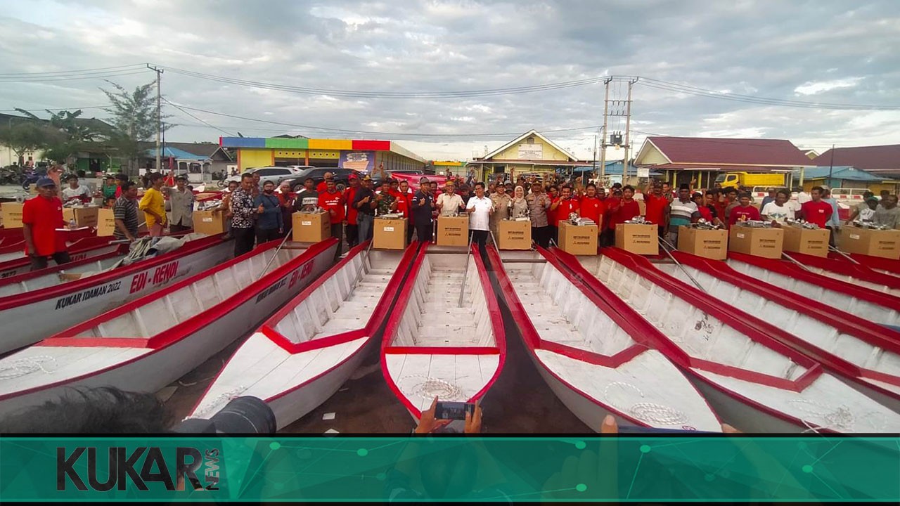 Rendi Solihin Salurkan Bantuan Perahu dan Mesin Kapal di Samboja