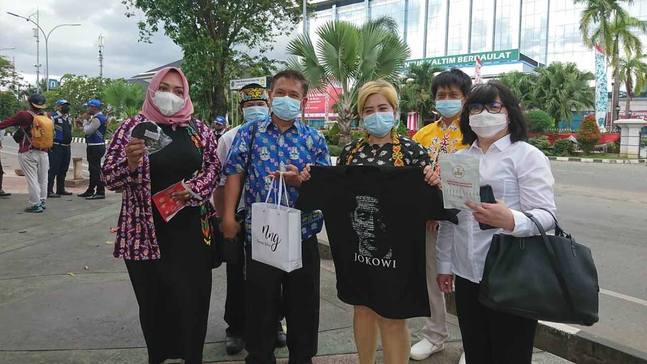 Seorang Warga Ingin Hadiahi Presiden Jokowi Baju Dayak
