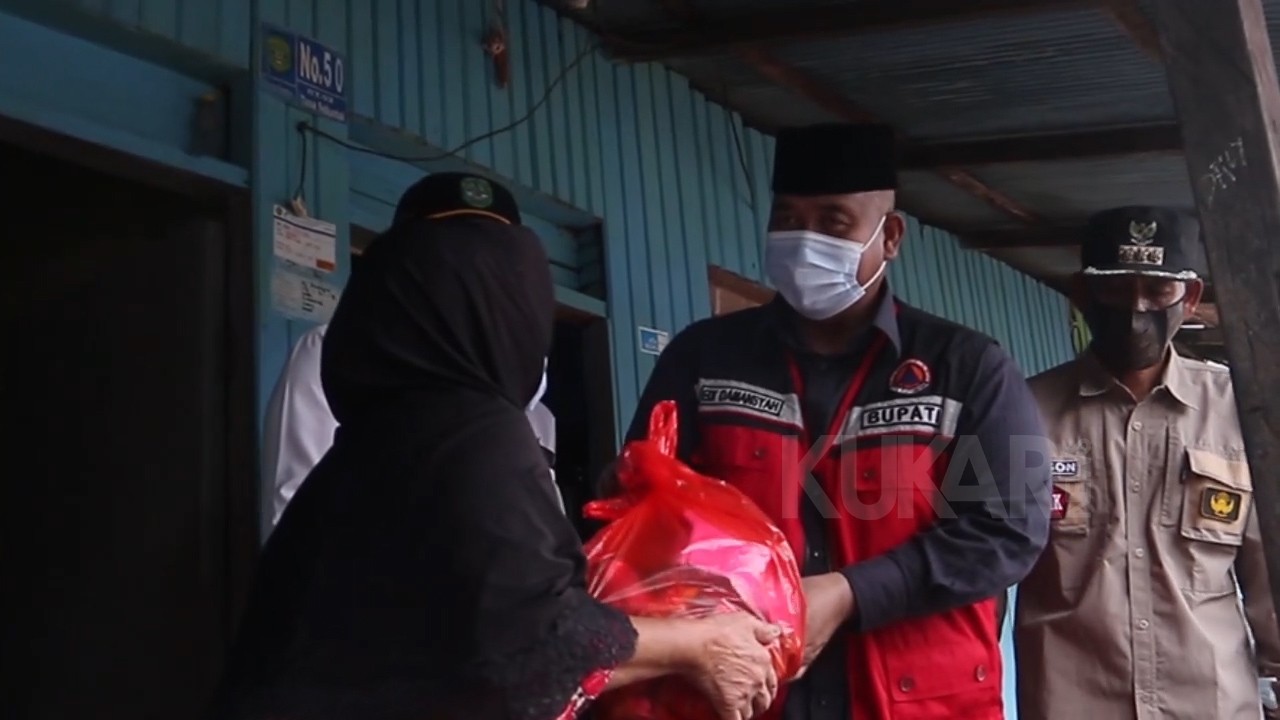 Pemkab Kukar Serahkan Paket Sembako Untuk 1.447 KK di Kec. Marangkayu