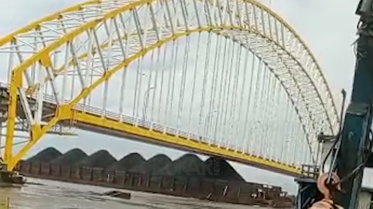 Tugboat Pembawa Batu Bara Tabrak Jembatan Martadipura